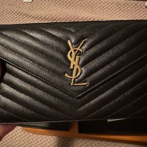 Saint Laurent
Monogramme Large Grain de Poudre Wallet on Chain